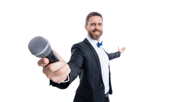 在白色背景上孤立的男性主讲人的选择性焦点。带麦克风的主持人图片下载
