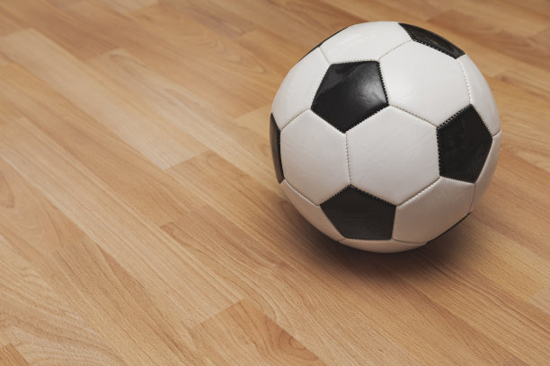 在木地板上的足球图片下载