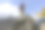 登山者准备把绳子从山顶扔下去图片下载