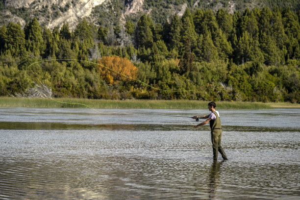 一个年轻人在练习飞蝇钓鱼图片下载