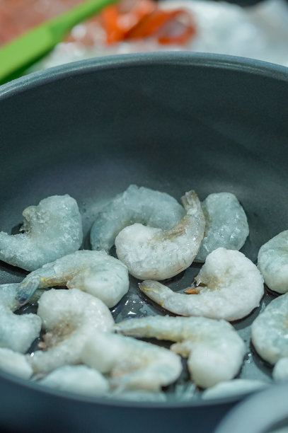 冷冻虾。用最少量的水干燥冷冻食品。图片下载
