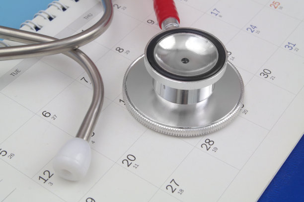 听诊器在日历与推销。图片下载