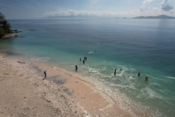 鸟瞰风景秀丽的绿松石海滩，位于西努沙登加拉岛龙目岛西海岸的吉利南古。蓝色的浮船在清澈的海水海滩图片下载