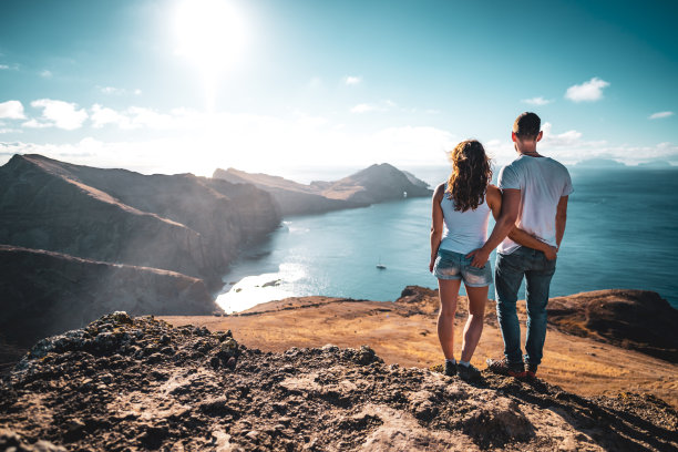 清晨，一对爱玩的游客夫妇在大西洋马德拉岛欣赏海岸景观。欧洲葡萄牙马德拉岛的<s:1> o loureno。图片下载