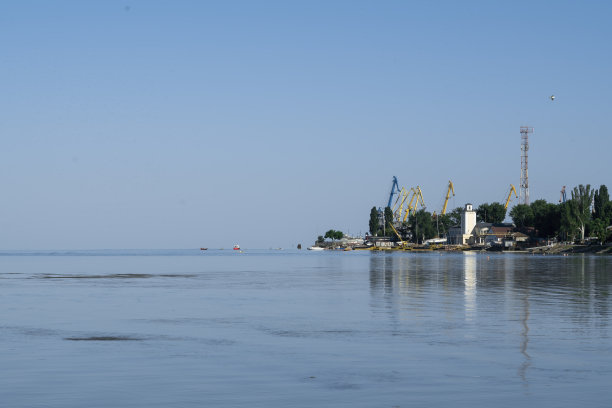 塔甘罗格市的货运港口，背景是大海上的船只图片下载