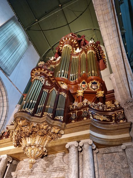 教堂里巨大的老式管风琴图片下载