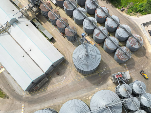 无人机在英国东安格利亚观察大型农业谷物仓。图片下载