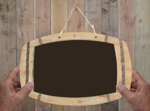 手拿菜单板把它挂在墙上复制空间图片下载