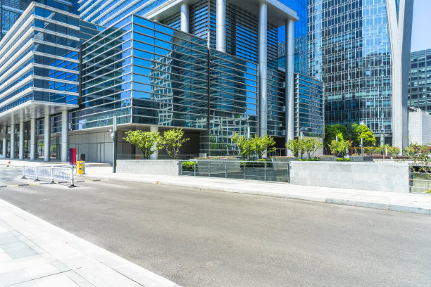 通过办公大楼区域的清洁沥青道路，苏州，中国图片下载