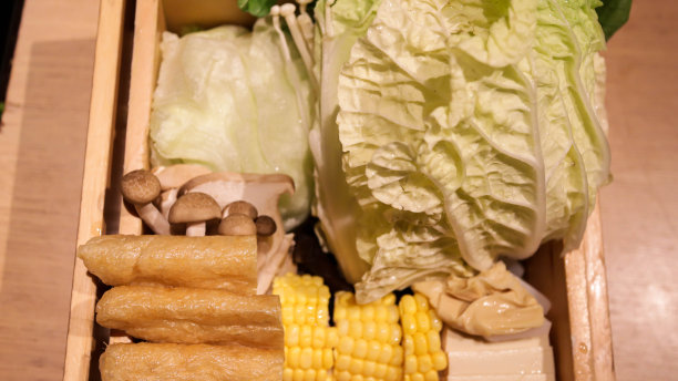 日式涮锅的蔬菜套餐，如野白菜、豆腐、玉米、蘑菇、卷心菜、生菜、面条等。图片下载