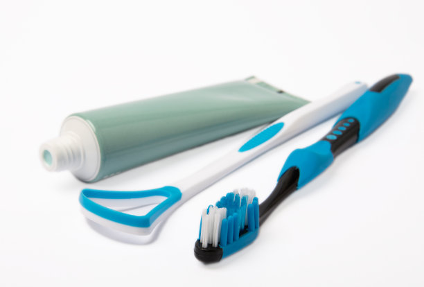 白色背景上的牙膏和牙刷。特写镜头。预防牙菌斑及蛀牙。新鲜的气息。牙科的概念。口腔护理。图片下载