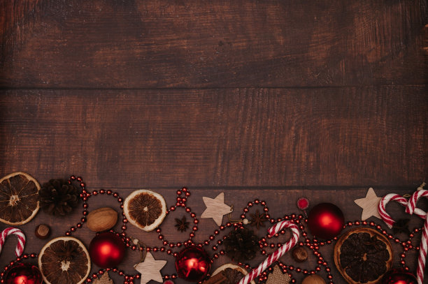 圣诞框架，在flatley风格与圣诞装饰的球，锥，香料。庆祝新年的概念。前视图。放文字的地方。图片下载