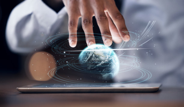 平板全息图，全球网络或人手与世界分析的数字地球通信或全球联网。未来的夜晚，全息星球ui或媒体网络员工加班图片下载
