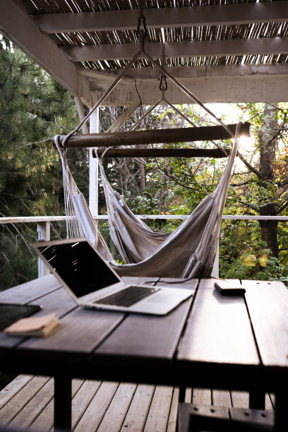 与吊床一起工作-数字游牧生活图片下载