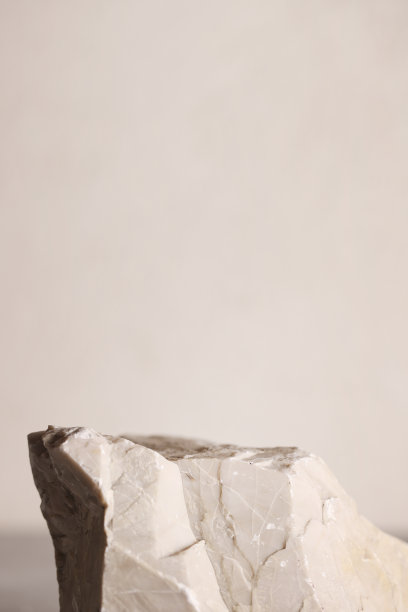 品牌和产品展示的最低背景。天然石材产品展示在灰色背景。副本的空间。广告与销售理念图片下载