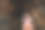 小女孩在洞穴徒步探险旅行时用无反光镜相机拍摄美丽的景色图片下载