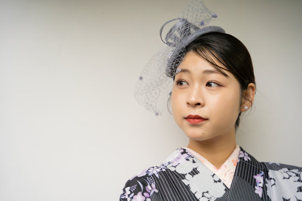 在下雨天看到一个穿着传统和服的美女。图片下载