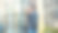一个人用手机看远处的户外。有人在街上打电话。图片下载