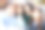 四个年轻女子在城市里自拍图片下载