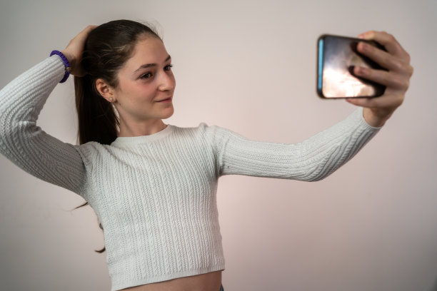 快乐的少女看着镜头，好像在进行视频通话图片下载