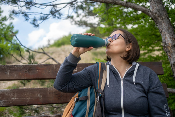 女人从水瓶里喝水图片下载