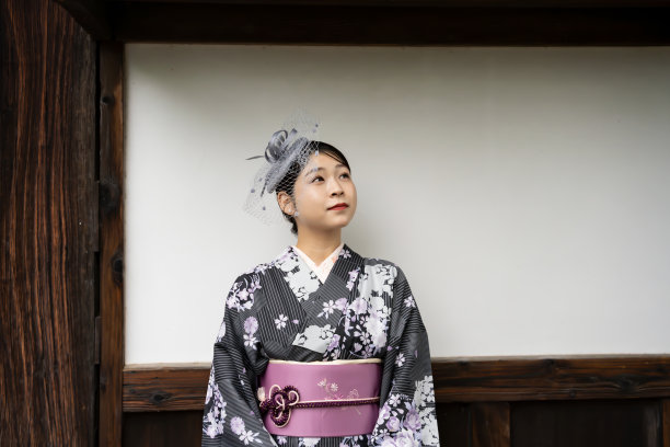 在下雨天看到一个穿着传统和服的美女。图片下载