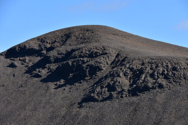 一座有火山石的山，进入冰岛的Myvatn地区图片下载