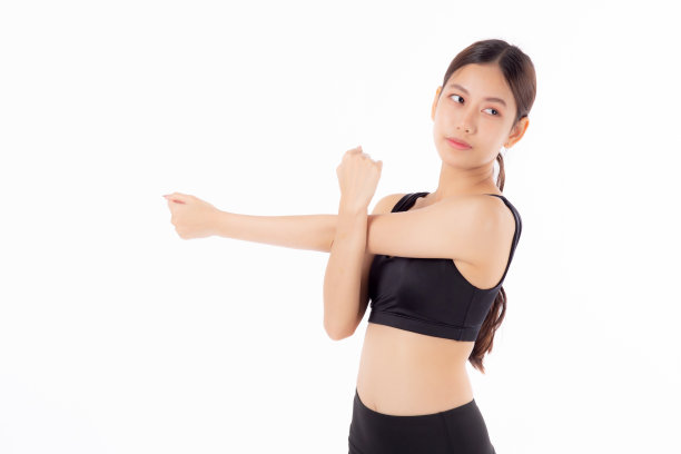 肖像美丽的年轻亚洲女性伸展双手或手臂练习瑜伽和放松孤立的白色背景，女性锻炼训练肌肉强壮，运动和保健的理念。图片下载
