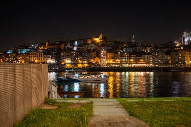 葡萄牙波尔图市壮观的夜景，以其美妙的夜生活而闻名图片下载