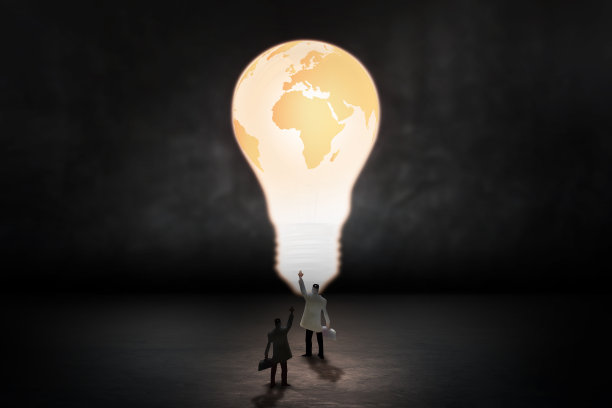 有新想法的商人。灯泡孔，形状门——创新理念图片下载