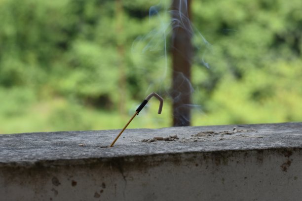 烧了一半的Dhupkathi或agarbati。图片下载