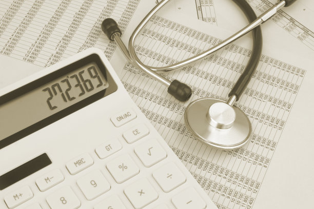 医药成本和医疗保健概念。财务文件上带有白色计算器的听诊器。图片下载