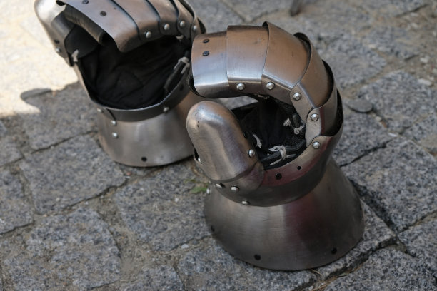中世纪步兵连指手套。钢手套。金属的手。图片下载
