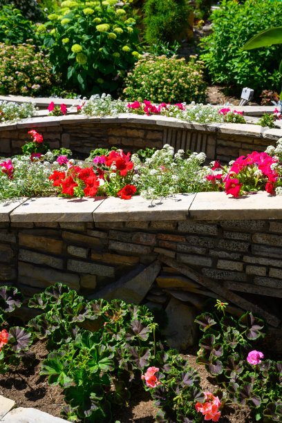 住宅后院用挡土墙和花坛进行景观美化。图片下载