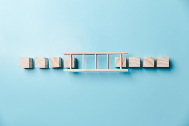 毕业或教育中的成功和必要技能。知识和教学。带有毕业和教育标志的木制立方体。教育的概念。创意和创新。图片下载