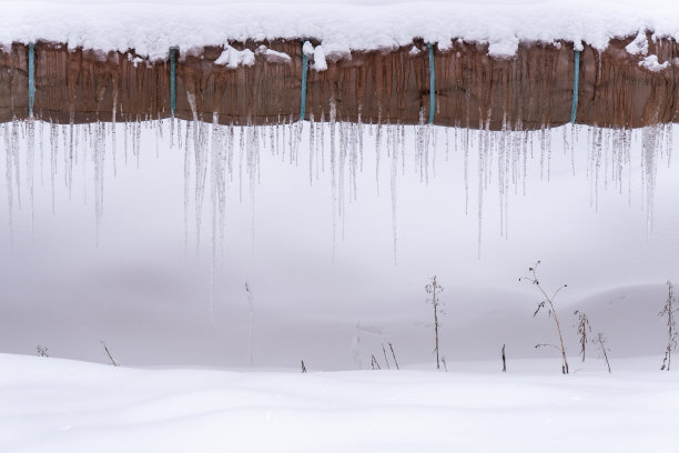 在下雪的冬天，热管上的冰柱。图片下载