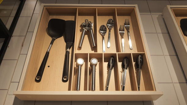 餐具和厨房用具放在盒子抽屉里图片下载