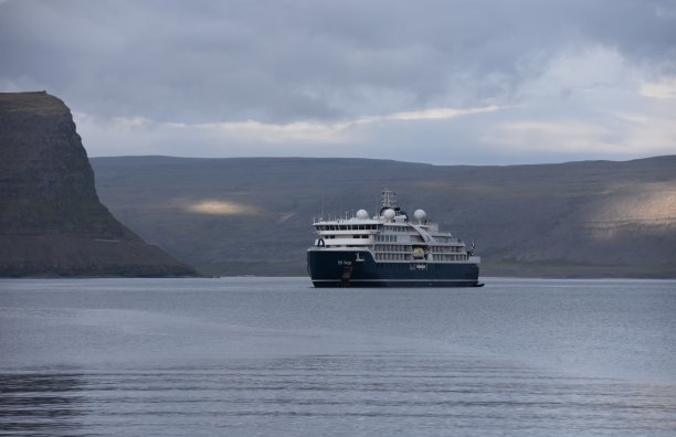 一艘小船驶入冰岛的峡湾图片下载