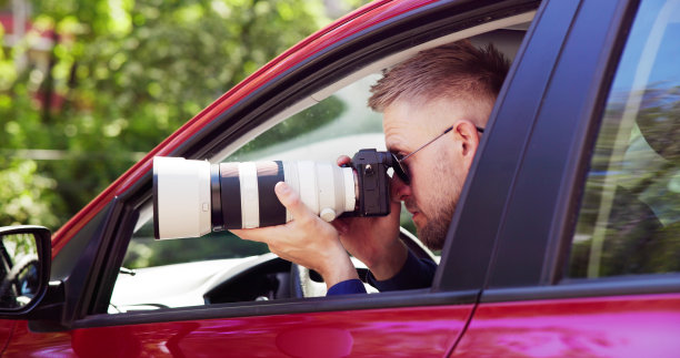 私人间谍在车里拍照图片下载