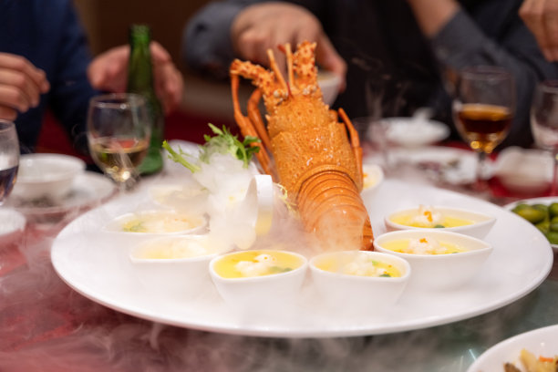 餐桌上煮着美味的龙虾图片下载