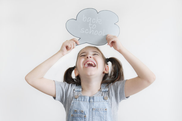 美丽的女孩抱着言语泡泡孤立在白色上图片下载