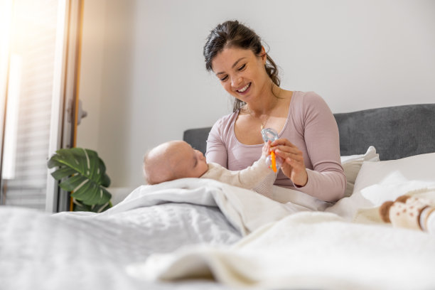 父母和孩子在家里放松图片下载