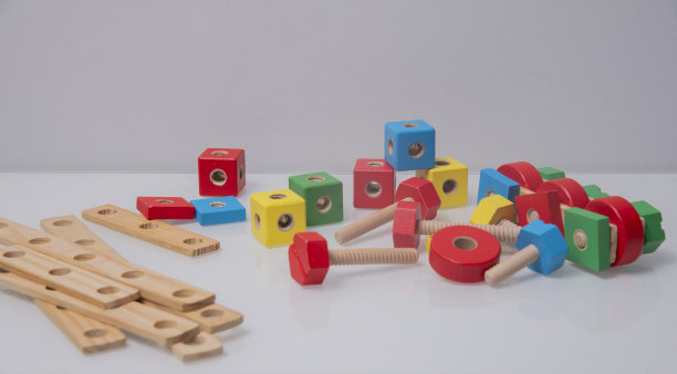 棋盘游戏构造器。木制部分的构造器游戏。教育。儿童娱乐游戏。幼儿园教育游戏。特写视图图片下载