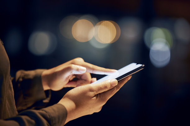 特写，手和人用智能手机，晚上和打字用连接，交流和聊天。Zoom，女人和女人用手机，光和搜索互联网上的信息和网站图片下载