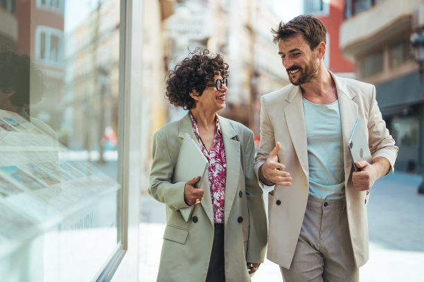 两个同事在办公室外面聊天。图片下载