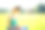 年轻女子坐在公园里写作图片下载