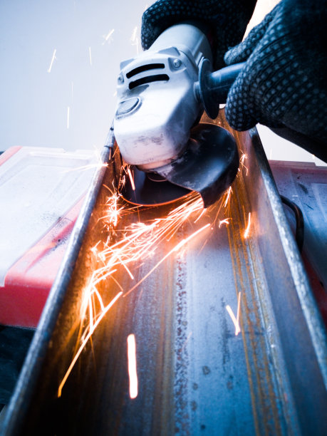 工人用磨盘切割金属图片下载