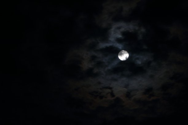 满月与云在夜空中。美丽的夜景。图片下载