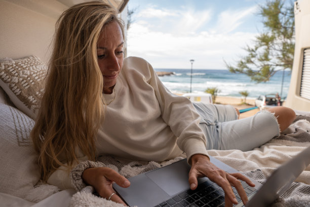 在露营车上在线工作的女人图片下载