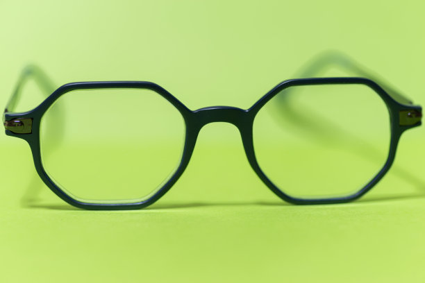 绿色背景的眼镜图片下载